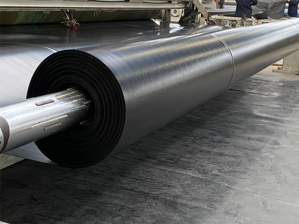 正確方法修補(bǔ)養(yǎng)殖土工膜使用過程中的破損