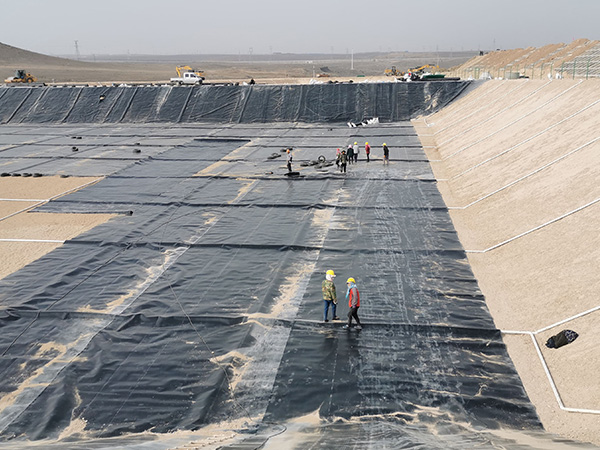 養(yǎng)殖土工膜施工過程中需要避免哪些問題的出現(xiàn)？