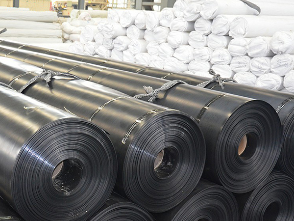 鋪設(shè)養(yǎng)殖防滲膜時(shí)長(zhǎng)度不夠該如何解決？