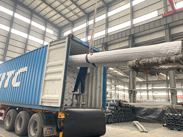   如今社會經(jīng)濟在不斷的發(fā)展壯大，土工材料市場也在逐漸壯大起來，HDPE土工膜就是比較典型的土工材料產(chǎn)品，HDPE土工膜的應用范圍也是比較廣泛的，公司作為一家經(jīng)驗豐富的HDPE土工膜生產(chǎn)企業(yè)，我們掌握了解產(chǎn)品的各方面使用技巧，關于HDPE土工膜防水能力的影響因素動作，小編為您簡要概況。   1、在鋪設HDPE土工膜之前，土建施工施工單位，考慮到方案設計要求和施工條件，并進行建筑施工前檢查記錄。   2、基礎使用性能應符合方案設計要求：支模底部、坡度和坡度比、坡度鋼筋錨固槽、護坡和護坡的表面和表面、倉筒墻的混凝土表面。應苛刻符合方案設計要求。   3、底板應干燥、壓實、平整、無間隙、鋒利的突起，土壤層或鐵鍬，垂直深層次為25mm。理應有根、沙礫、石頭、建筑鋼材和玻璃碎片。平面度應在允許范圍內(nèi)輕微變更，坡度應均勻。   4、陰影在基準點的陰角線處光潔對接，柱的根部應彎曲。   5、板才表面干燥，水分成份應小于百分之十五。   6、就算堆積密度不小于1.4噸/平方米，基礎也應集聚。   7、HDPE土工膜的建筑施工僅有在建筑工程，工程建設監(jiān)理，依據(jù)工程竣工驗收后才能夠進行。   以上知識點就是影響HDPE土工膜防水能力的幾點因素，希望能夠幫助客戶朋友更好的了解產(chǎn)品的使用，保障工程施工質(zhì)量提供一定支持幫助，更多土工材料產(chǎn)品的選購，歡迎您光臨我們泰安佳路通。