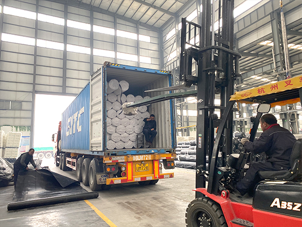 為何要在hdpe土工膜鋪設(shè)面上覆土？