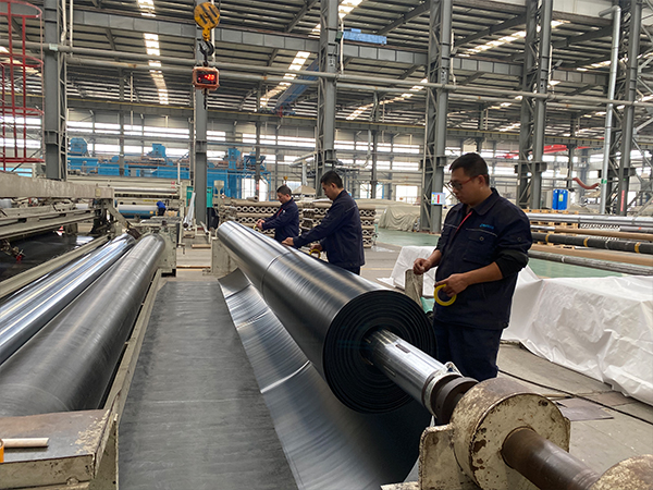 人工湖鋪設(shè)土工膜有哪些注意事項(xiàng)？