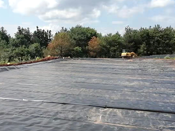 及時(shí)修復(fù)防滲土工膜，保障工程質(zhì)量