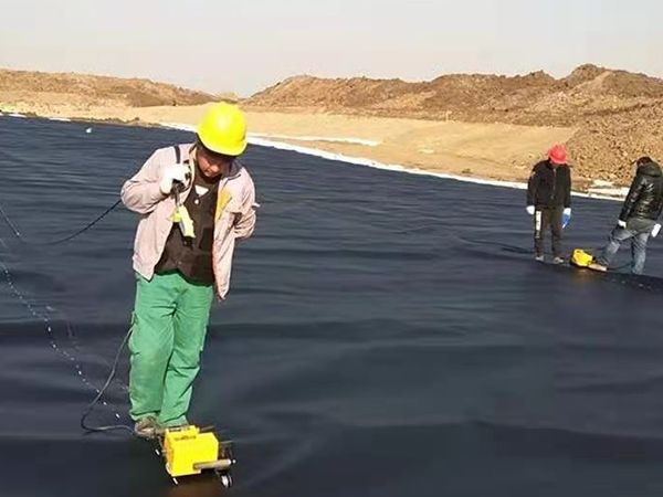 水產(chǎn)防滲膜的焊接工作對細節(jié)要求嚴格