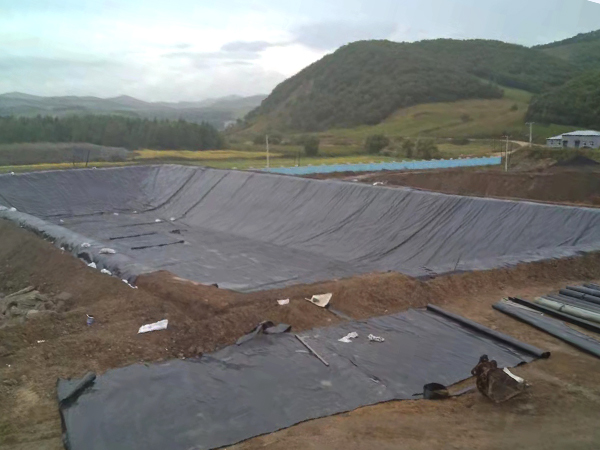 土工膜施工過(guò)程中為何需要添加保護(hù)層？