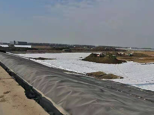 魚(yú)塘蝦池建設(shè)用養(yǎng)殖防滲膜施工技巧