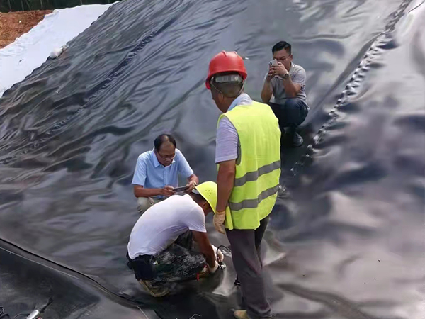 水產(chǎn)養(yǎng)殖防滲膜施工過(guò)程中須嚴(yán)格謹(jǐn)慎