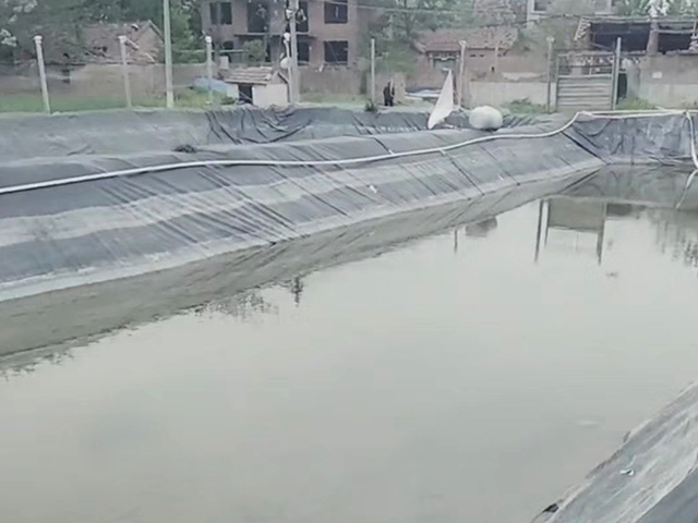 魚塘防滲土工膜鋪設(shè)施工步驟詳解。