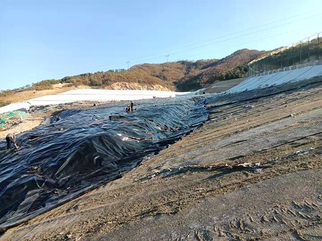 防滲土工膜的復(fù)雜施工更須保證質(zhì)量。