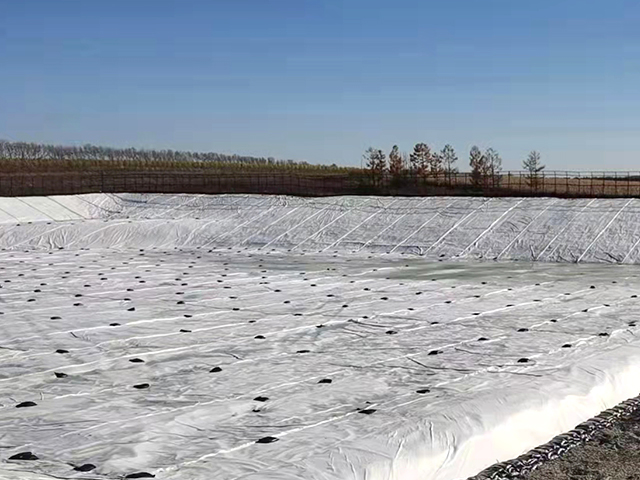 垃圾填埋場鋪設(shè)防滲土工膜該如何施工？