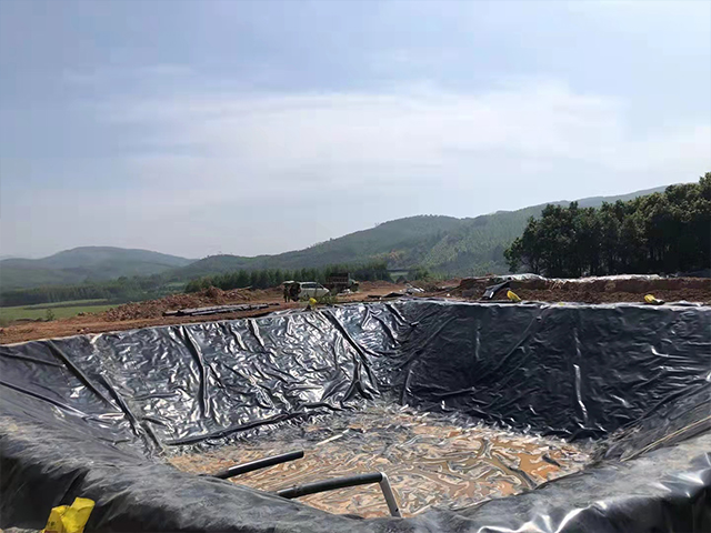 公路養(yǎng)護(hù)工程中可選擇鋪設(shè)防滲土工膜。