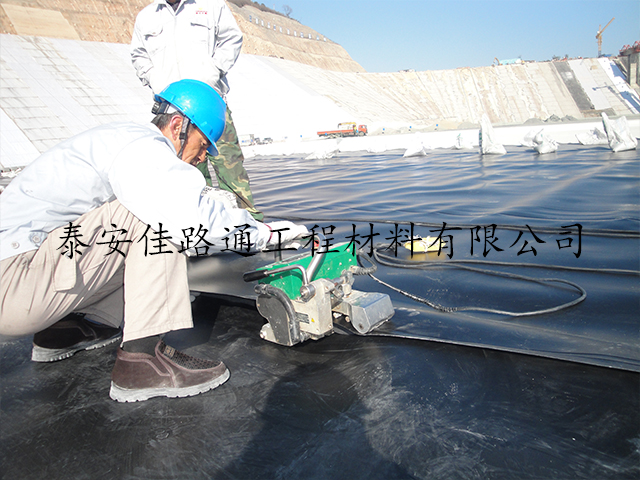 回顧防滲防滲土工膜其性能及應(yīng)用范圍。