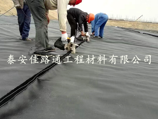 堤壩防護(hù)施工如何順利鋪設(shè)土工膜？