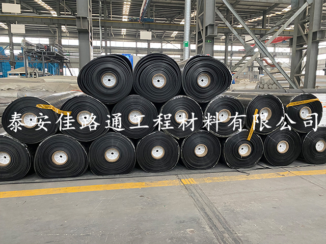 魚(yú)塘建設(shè)中如何保障防滲土工膜坡面防滲效果？