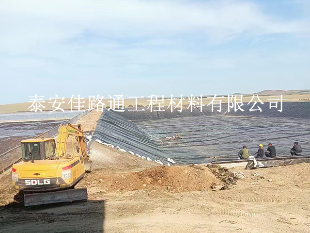 哪些因素決定養(yǎng)殖防滲土工膜的滲透性能？