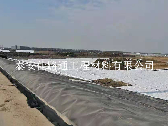 防滲膜廠家淺談護坡施工中如何鋪設防滲土工膜？