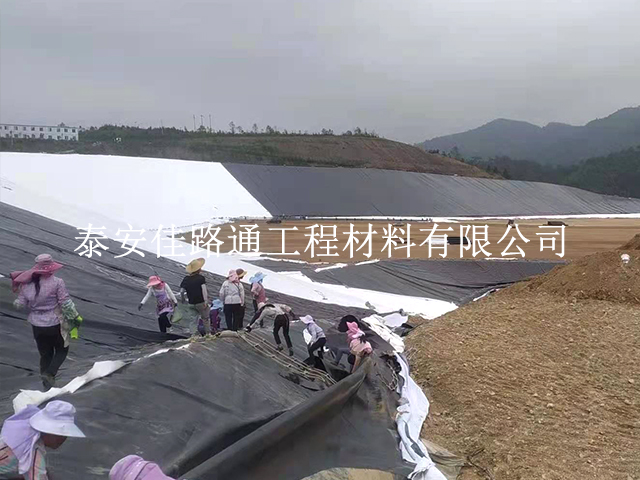 水庫(kù)堤壩鋪設(shè)防滲土工膜是需要進(jìn)行固定的