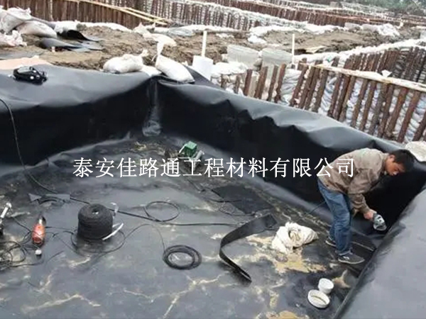 使用養(yǎng)殖防滲膜可提升魚池蓄水功能