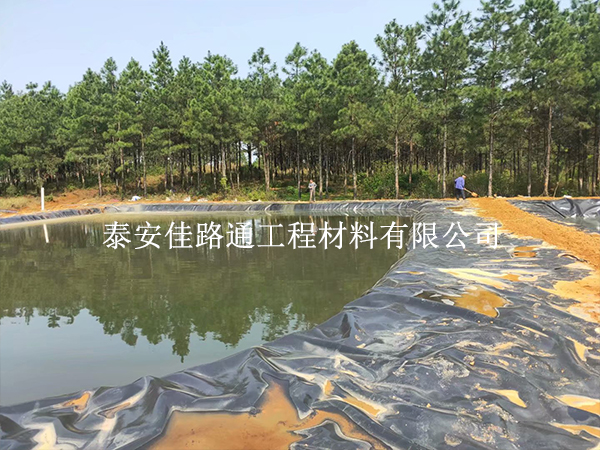 水產(chǎn)養(yǎng)殖防滲膜在施工中須注意哪些問題？