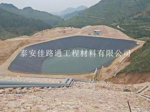 鋪設(shè)養(yǎng)殖防滲膜可增強(qiáng)魚(yú)塘蝦池的水質(zhì)控制