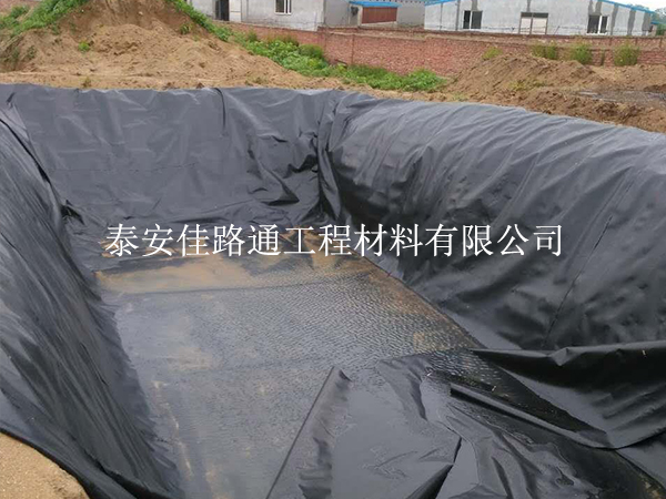 如何發(fā)揮復合土工膜的防水性能？