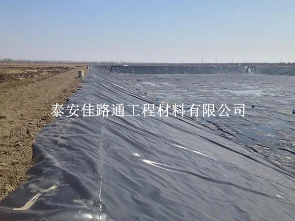 養(yǎng)殖防滲膜鋪設(shè)時(shí)須要對(duì)焊接縫嚴(yán)格檢測(cè)