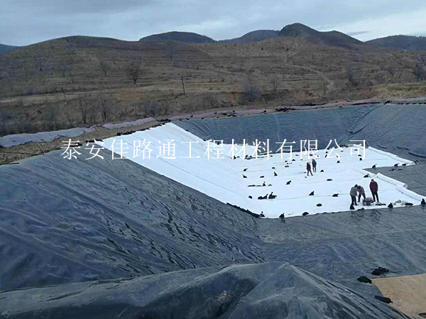 蓄水池建設(shè)選擇防滲膜搭配土工布的施工方案 蓄水池建設(shè)選擇防滲膜搭配土工布的施工方案