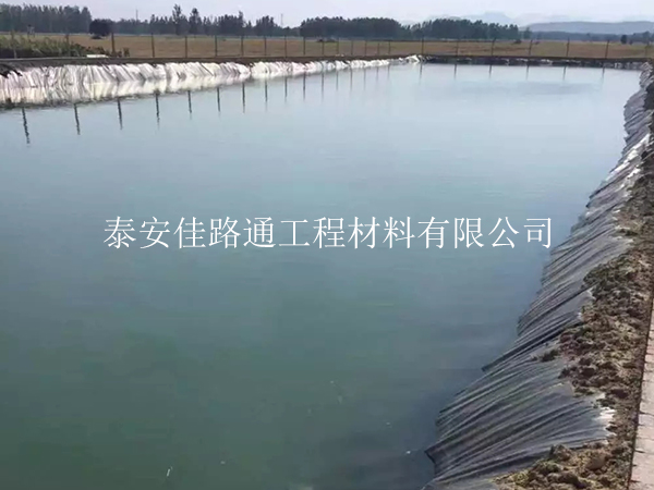 人工湖防滲膜鋪設(shè)前如何合理進行基面清理？