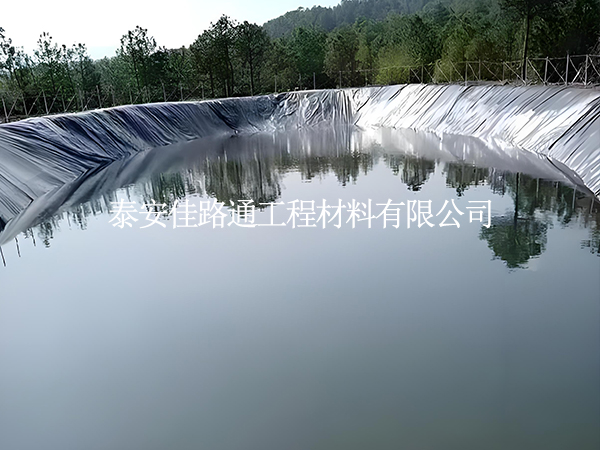 是怎樣的原因造成魚塘防滲膜的防滲效果下降？