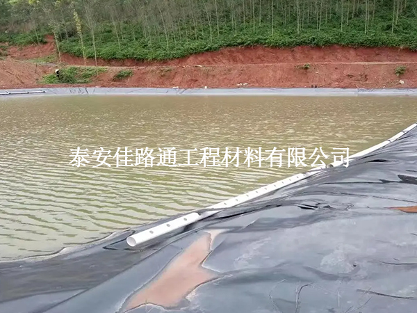 教您如何現(xiàn)場(chǎng)驗(yàn)收魚塘防滲膜的三個(gè)標(biāo)準(zhǔn)？