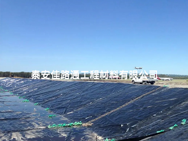 魚塘防滲膜鋪設完成后為何要進行覆土？