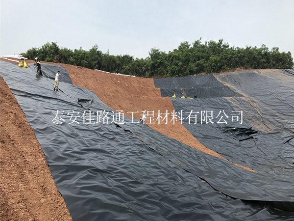 人工湖底部防滲土工膜鋪設：綠色生態(tài)與持久耐用的完美結(jié)合