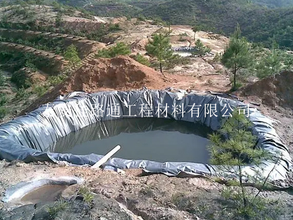 梅雨季節(jié)鋪設(shè)防滲土工膜注意事項(xiàng)