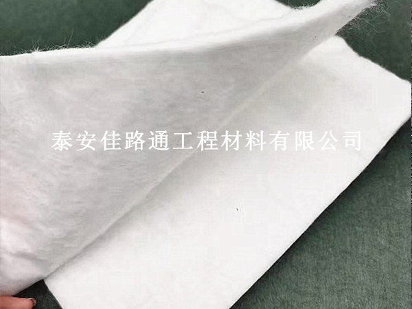 滌綸土工布在路面保濕施工中的創(chuàng)新技巧 滌綸土工布在路面保濕施工中的創(chuàng)新技巧