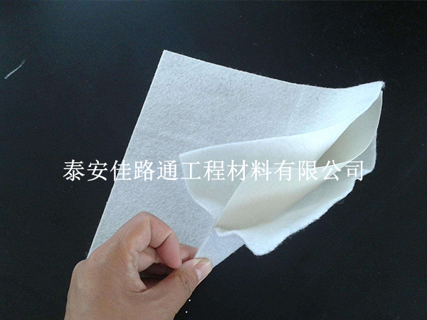 防滲復(fù)合土工膜施工搭接技巧:確保無縫防護(hù)的秘訣 防滲復(fù)合土工膜施工搭接技巧:確保無縫防護(hù)的秘訣
