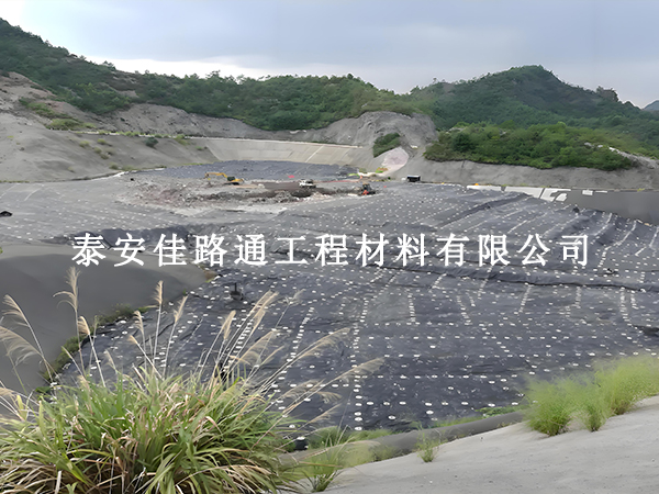 防滲膜鋪設(shè)挑天氣？這些條件必須滿足