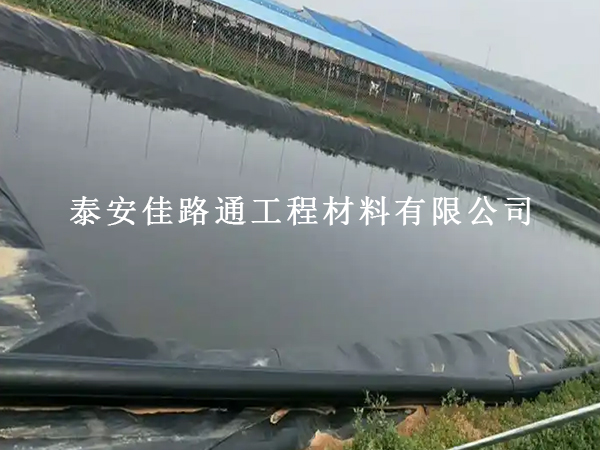 藕池防滲膜鋪設(shè)完成后，這樣保護(hù)更長效