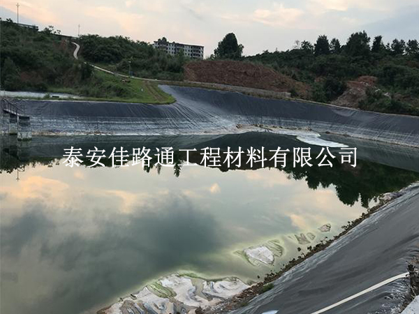 養(yǎng)殖防滲膜鋪設(shè)，為何一定要覆土工布？看完秒懂