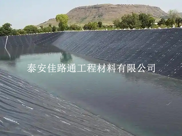 人工湖防滲膜焊接鋪貼技巧：規(guī)范操作，筑牢無縫防滲屏障