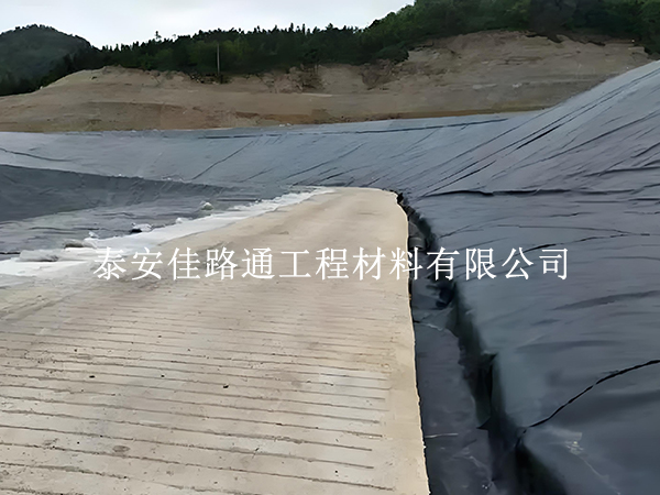 垃圾填埋場(chǎng)防滲膜鋪設(shè)“避坑”指南：這些物質(zhì)千萬別碰
